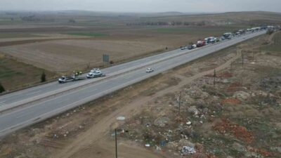 Afyonkarahisar'da bir çekicinin otomobil taşırken direksiyon hakimiyetini kaybedip bariyerlere çarpması