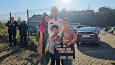 Kilimli'de Dünya Madenciler Günü dolayısıyla madenciler, çocuklarının okulunu ziyaret etti.