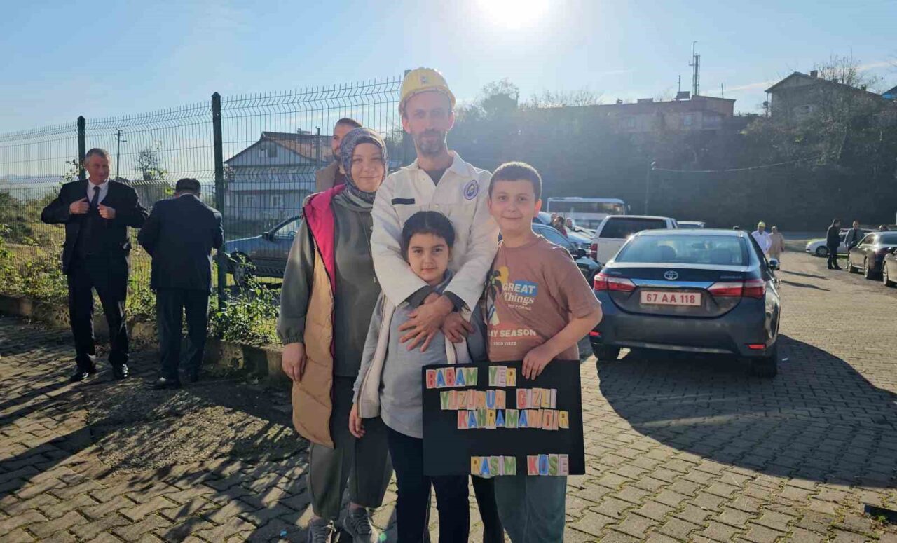 Kilimli'de Dünya Madenciler Günü dolayısıyla madenciler, çocuklarının okulunu ziyaret etti.