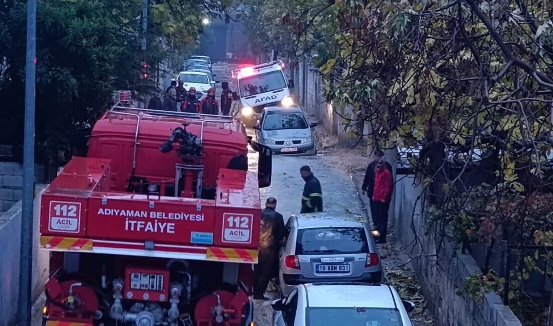 Adıyaman’da Yağışlar Nedeniyle Mahsur Kalan AFAD Aracı İtfaiye Ekipleri Tarafından Kurtarıldı Adıyaman'da Sümerevler Mahallesi'nde meydana gelen olayda, yağışlar nedeniyle yolda mahsur