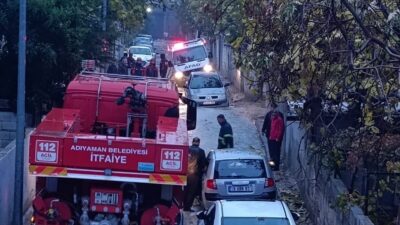 Adıyaman'da Sümerevler Mahallesi'nde meydana gelen olayda, yağışlar nedeniyle yolda mahsur