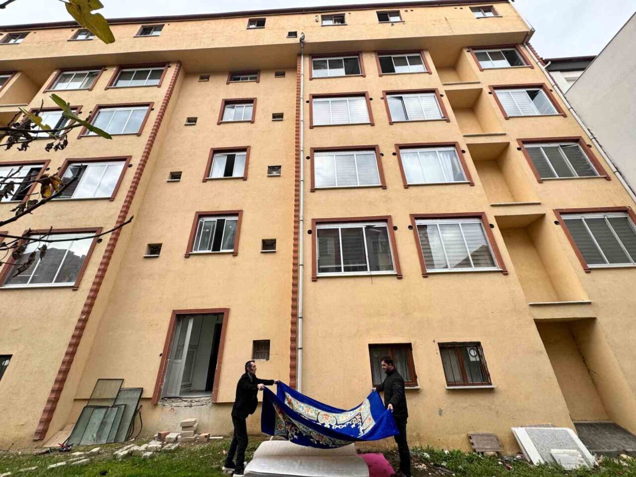 Edirne’nin Şükrüpaşa Mahallesi'nde bir kedinin su borusunda mahsur kalması, mahalle