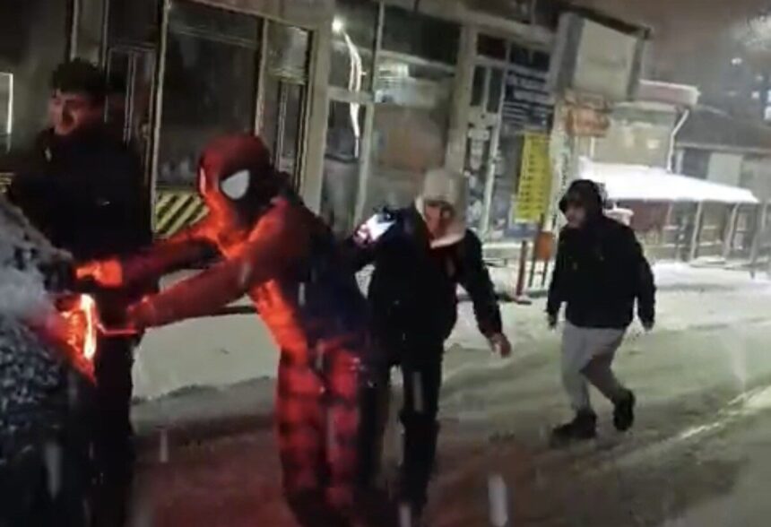 Bitlis’te yoğun kar sonrası mahsur kalan sürücüye ‘örümcek adam’ kostümlü koç yardım etti.