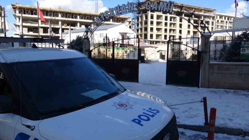 Malatya’da caminin tuvaletinde baygın bulunan genç hastaneye yetiştirildi, durumu kritik.