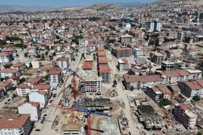 Malatya’daki Deprem Annesi: Gökkuşağı ve Bulut Apartmanları Davası Sonuçlandı, Müteahhidi 15 Yıl Hapis Cezasına Çarptırıldı