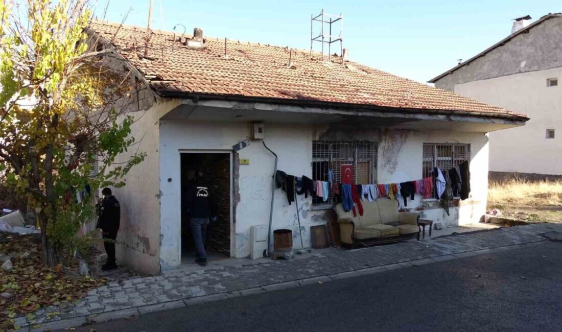 Malatya’da hastaneye kaldırılan yabancı uyruklu iki kardeşten biri hayatını kaybetti, diğeri tedaviye alındı. Malatya'da yabancı uyruklu iki kardeş fenalaştı, 2,5 yaşındaki çocuk hayatını