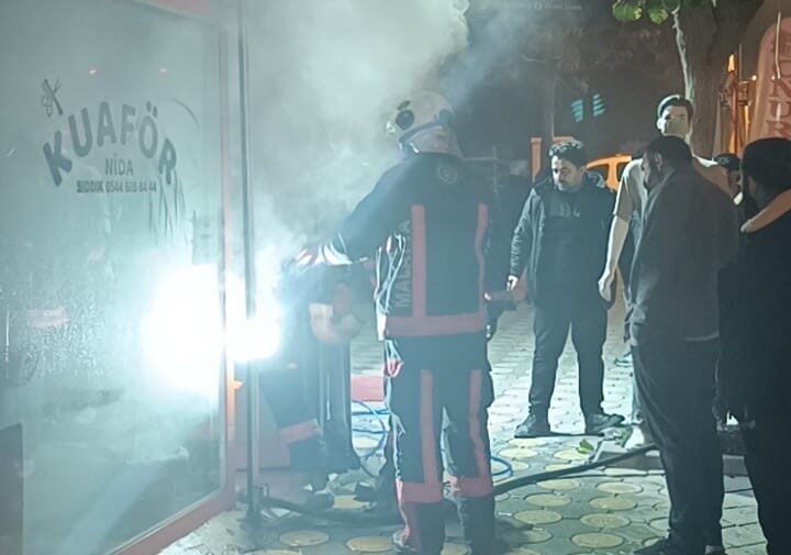 Malatya'nın Battalgazi ilçesindeki bir iş yerinde akşam saatlerinde çıkan yangın,