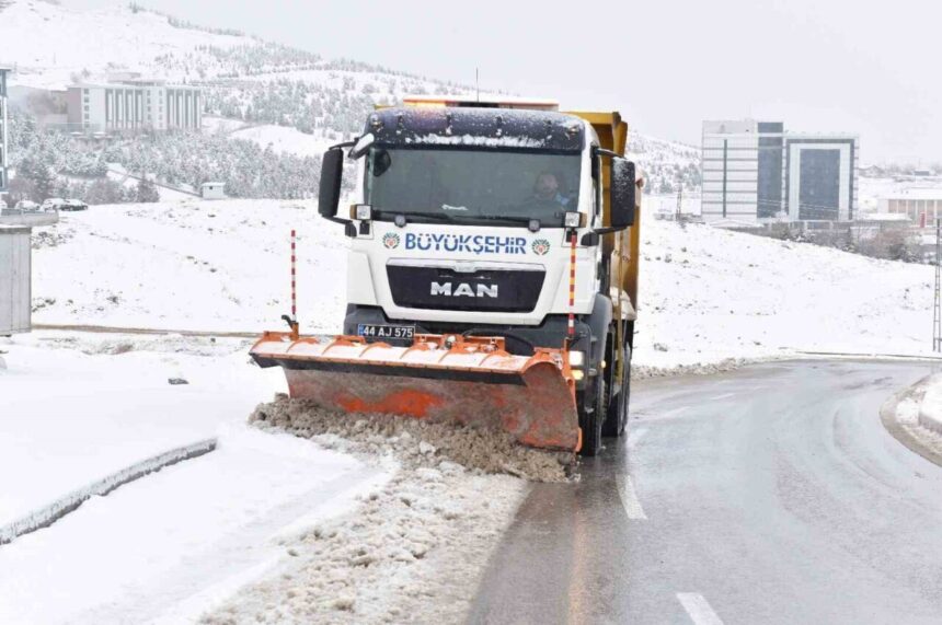 Malatya’da yoğun kar, ulaşımı olumsuz etkiliyor; yollar kapatıldı, pek çok personel ve araçla çalışmalar sürüyor.