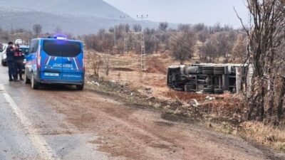 Malatya'nın Doğanşehir ilçesinde, R.K. (25) yönetimindeki kamyon kontrolünü kaybederek park