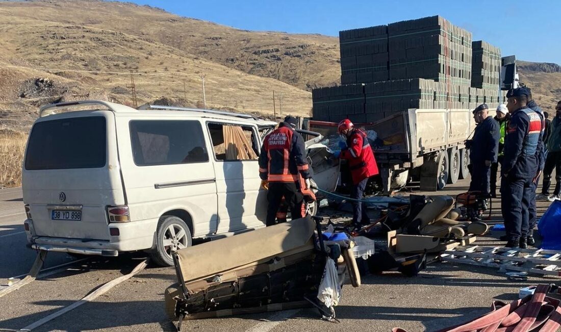 Malatya’da Tır ile Minibüs Çarpıştı: 3 Kişi Hayatını Kaybetti Malatya'nın Akçadağ ilçesinde bir tırla minibüsün çarpışması sonucu 3 kişi