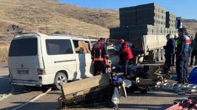 Malatya'nın Akçadağ ilçesinde bir tırla minibüsün çarpışması sonucu 3 kişi