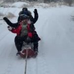 Akçadağ’da traktörle karda sörf yapan gençler, eğlenceli ve riskli anlar yaşadı.