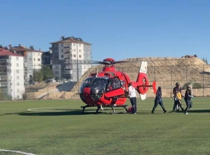 Darende’de Kalp Krizi Şüphesi Olan 77 Yaşındaki Kadın İçin Ambulans Helikopter Gönderildi Malatya'nın Darende ilçesinde, 77 yaşındaki F.Y. kalp krizi şüphesiyle hastaneye