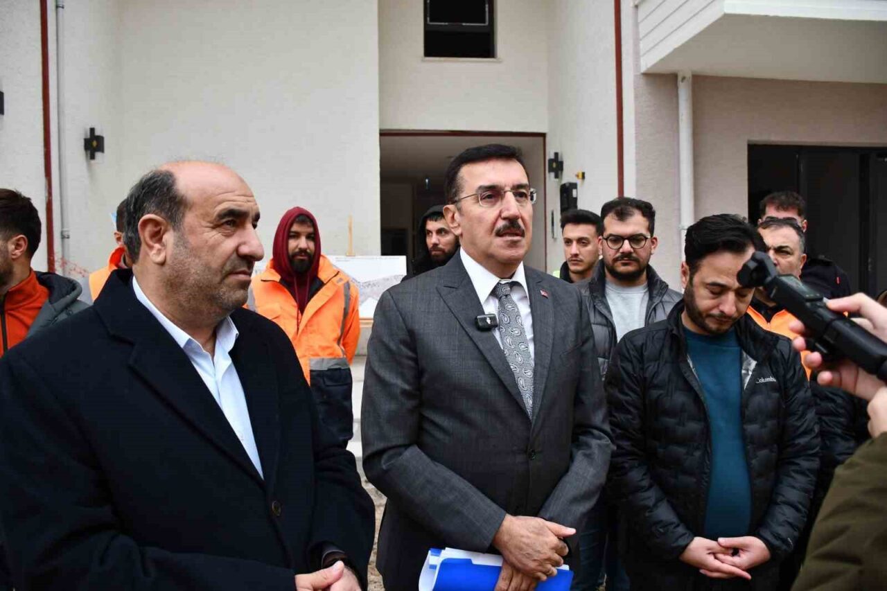 AK Parti Malatya Milletvekili Bülent Tüfenkci, Taştepe'deki TOKİ konutlarının inşaatını