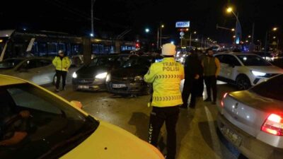 Malatya’da Kavşakta Meydana Gelen Trafik Kazası Sonucu 2 Kişi Yaralandı Malatya-Ankara karayolu üzerinde, Şehirler Arası Otobüs Terminali kavşağında üç aracın