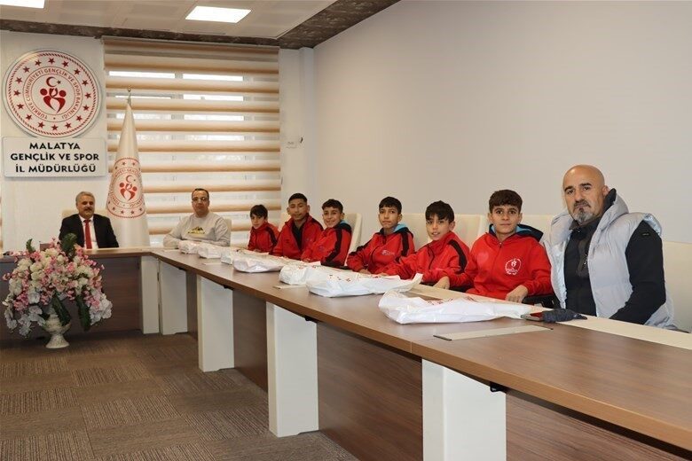 Malatya’dan 7 Sporcu, U16 ve U13 Hokey Milli Takım Gelişim Kampına Seçildi Malatya, Antalya'da düzenlenecek U16 ve U13 Hokey Milli Takım Gelişim