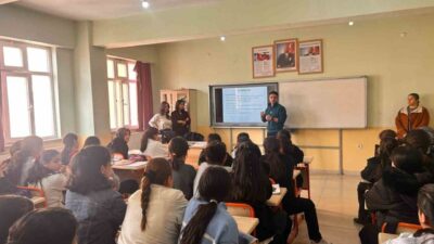 Muş'un Malazgirt ilçesinde, 8. sınıf öğrencilerine yönelik yapılan skolyoz tarama