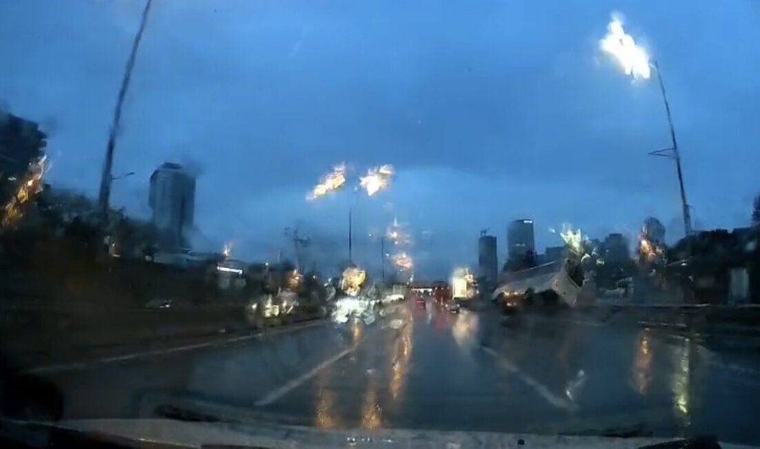 Maltepe’de Havalimanı Çalışanlarını Taşıyan Servis Minibüsü Devriye Girdi: 1’İ Ağır 11 Yaralı Maltepe'de, İstanbul Havalimanı çalışanlarını taşıyan bir servis minibüsü, kaygan yolda