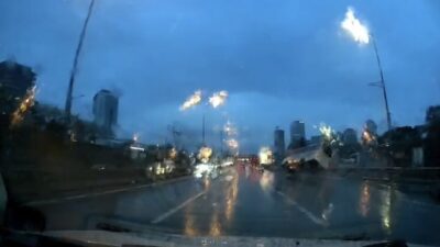 Maltepe'de, İstanbul Havalimanı çalışanlarını taşıyan bir servis minibüsü, kaygan yolda