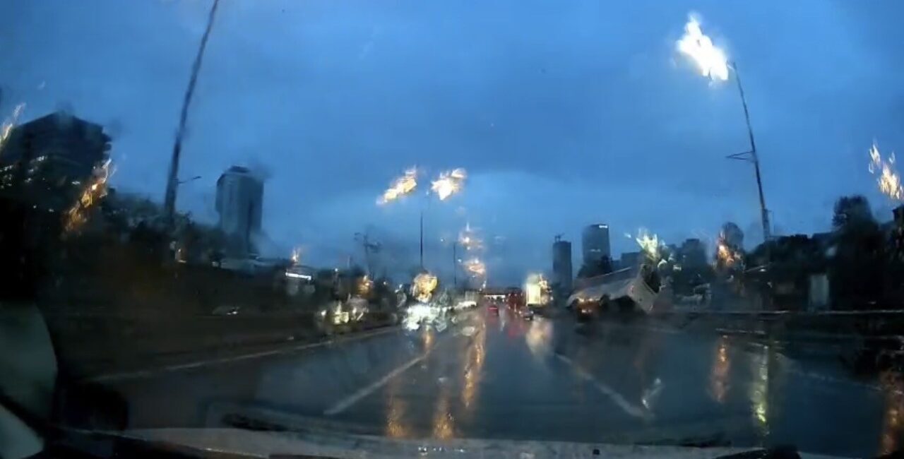 Maltepe’de Havalimanı Çalışanlarını Taşıyan Servis Minibüsü Devriye Girdi: 1’İ Ağır 11 Yaralı