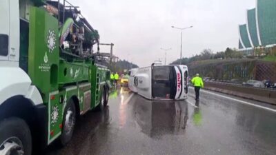 Maltepe'de sabah saatlerinde havalimanı personelini taşıyan bir servis minibüsü, kaygan