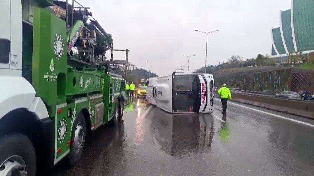 Maltepe’de Yağmur Sonrası Minibüs Devrildi: 5 Yaralı Maltepe'de sabah saatlerinde havalimanı personelini taşıyan bir servis minibüsü, kaygan