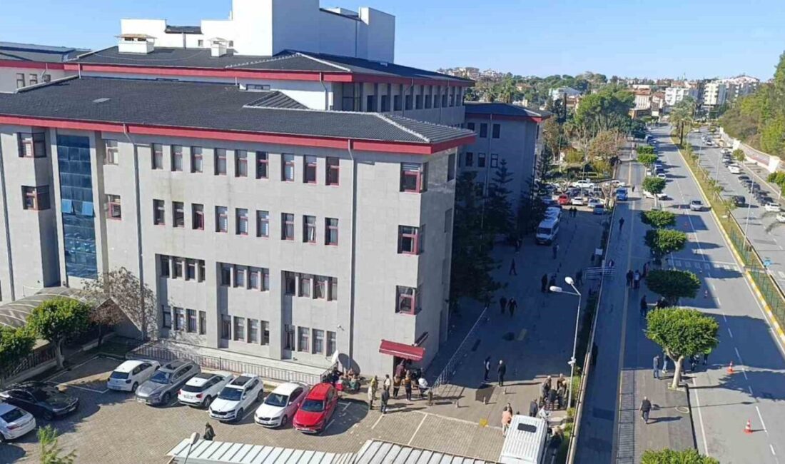 Manavgat’taki Rüşvet Davasında Belediye Başkanı ve Yardımcısı ile Birlikte 41 Sanığın Yargılanmasına Başlandı Manavgat'ta rüşvet soruşturması kapsamında tutuklanan Belediye Başkanı Niyazi Nefi Kara