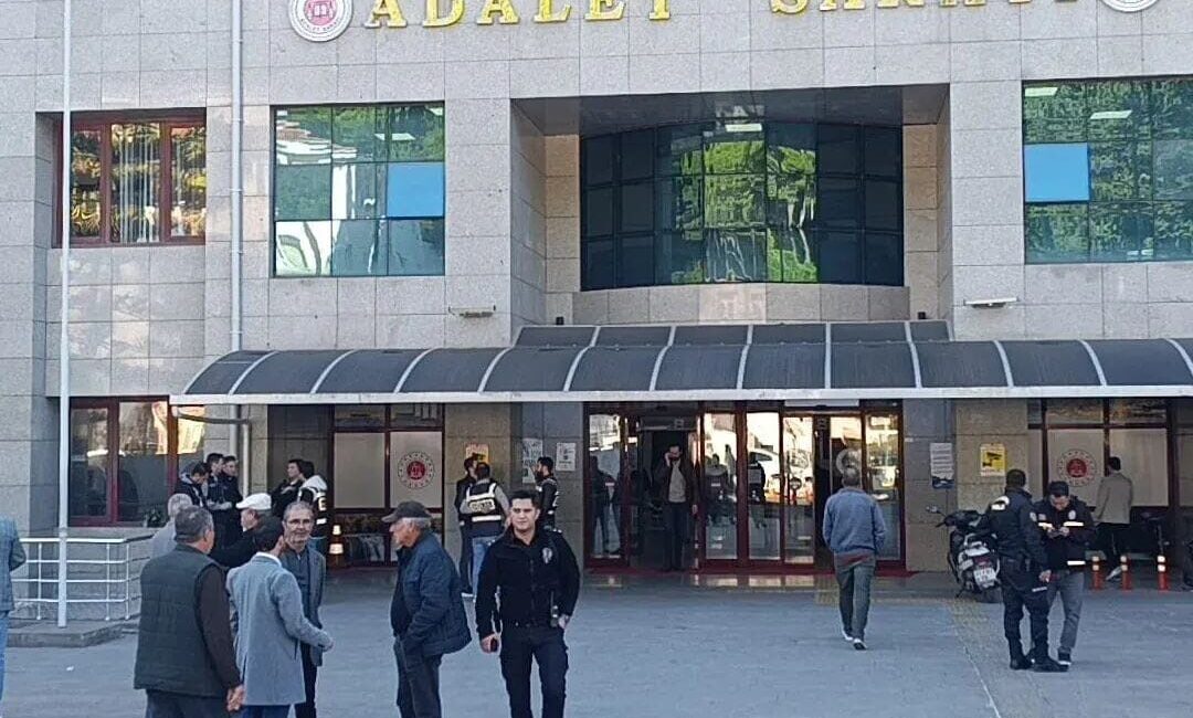 Manavgat’taki Rüşvet Davasında Toros Et’in Eski Genel Müdürü: “Başkan Bu Olumsuzlukları Duymaz mı?” Manavgat Belediyesine yönelik rüşvet soruşturmasında, eski Toros Et genel müdürü