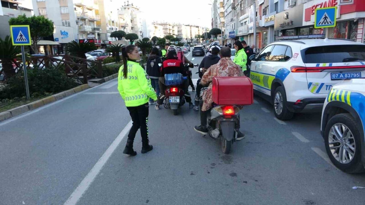 Manavgat'ta yapılan trafik denetimlerinde 895 motosiklet kontrol edildi, 294 sürücüye