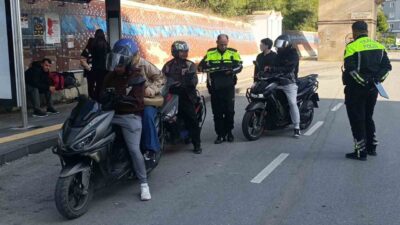 Antalya Manavgat'ta gerçekleştirilen motosiklet denetimlerinde, sürücülerin kask ve eldiven kullanım