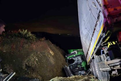 Manavgat’ta Kontrolden Çıkan Tır Şarampole Devrildi, Sürücü Ağır Yaralandı