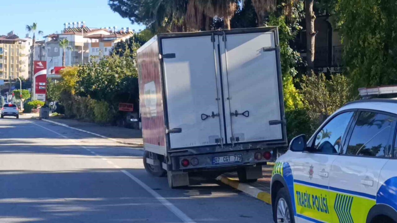 Antalya'nın Manavgat ilçesinde yapılan trafik denetiminde, sürücüsü ve sahibi hatalı