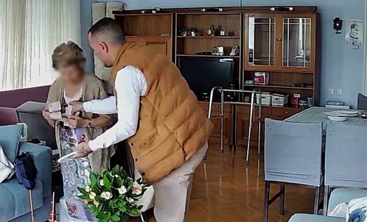 İzmir'in Göztepe semtinde, manda yoğurdu satarak yaşlı kadınları dolandıran şahıs