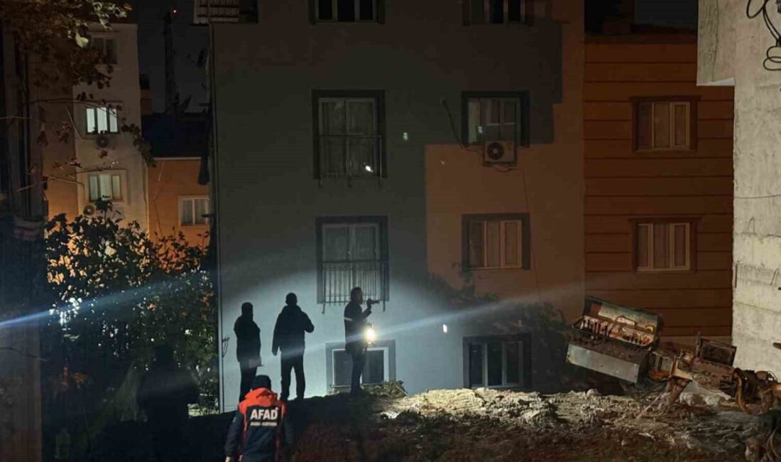 Manisa'nın Turgutlu ilçesindeki Selvilitepe Mahallesi'nde çatlaklar nedeniyle iki bina tahliye