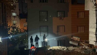 Manisa'nın Turgutlu ilçesindeki Selvilitepe Mahallesi'nde çatlaklar nedeniyle iki bina tahliye