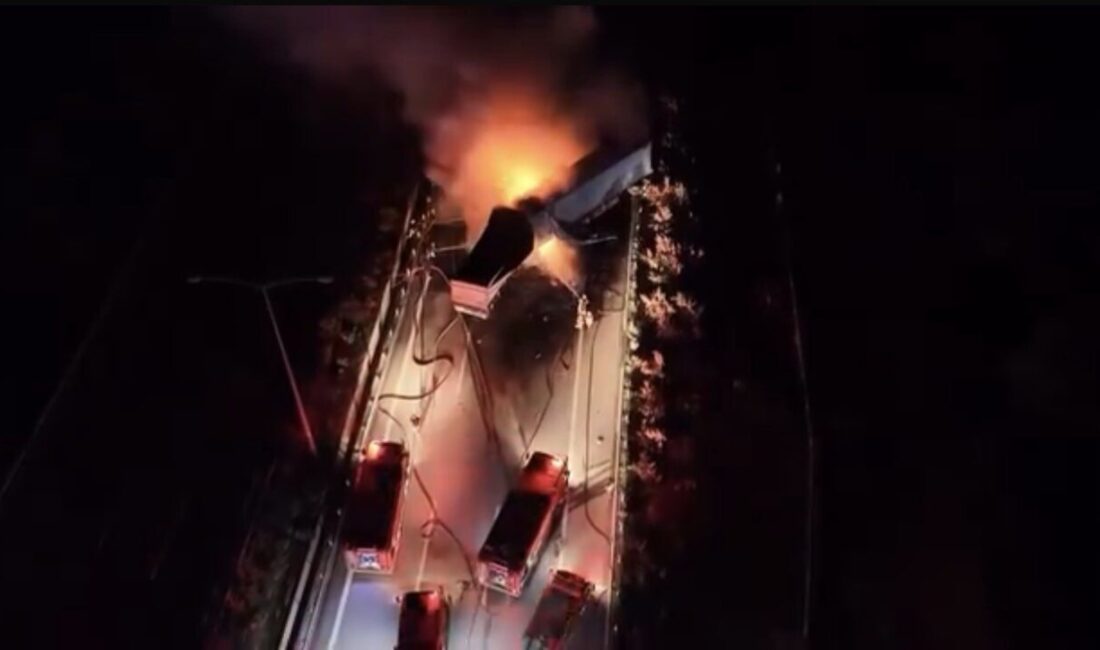 Manisa’da İzmir-İstanbul Otoyolu’nda İki Tırın Çarpışması Sonucu Yangın Çıktı, İki Kişi Yaralandı Manisa'nın Turgutlu ilçesinde İzmir-İstanbul Otoyolu'nda iki tırın çarpışması sonucu yangın