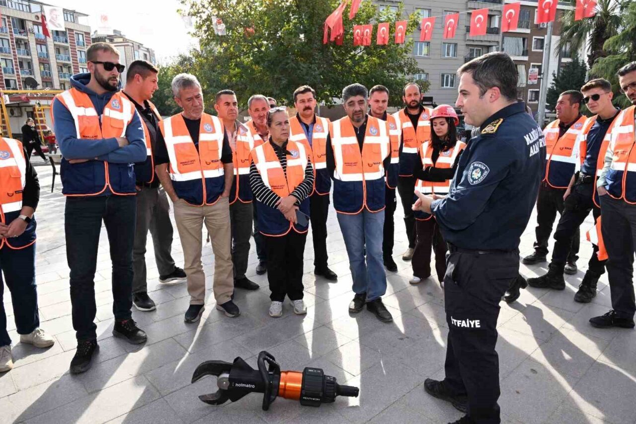 Manisa'da afetlere karşı hazırlık için başlatılan 'Mahalle Afet Gönüllüleri Projesi'