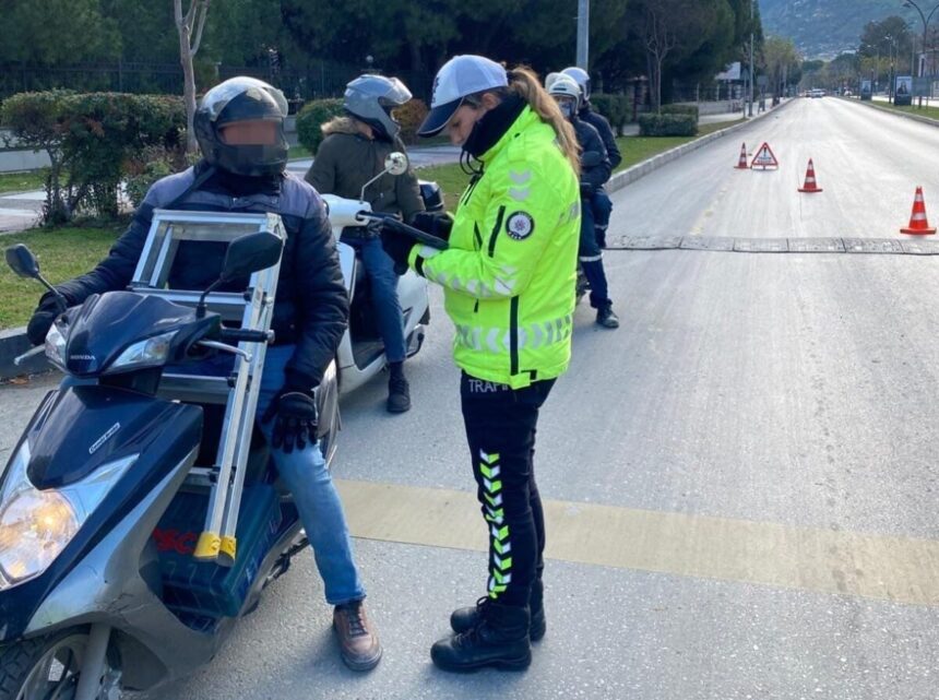 Manisa’da 3 günde motosiklet denetimlerinde 594 sürücüye ceza kesildi, 34 araç trafikten men edildi.