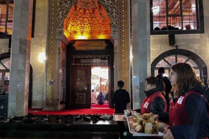 Türk Kızılay Manisa, Regaip Kandili’nde Vatandaşlara İkramda Bulundu