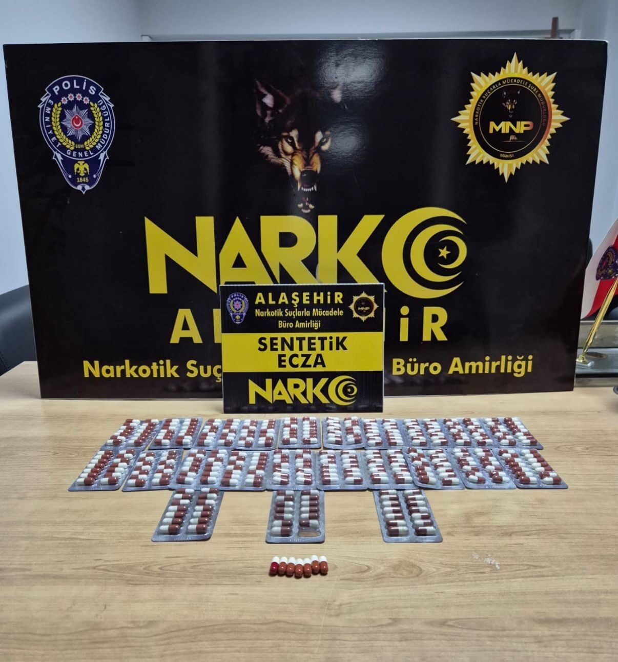 Manisa'nın Alaşehir ilçesinde Narkotik Suçlarla Mücadele Şube Müdürlüğü, uyuşturucu ticareti