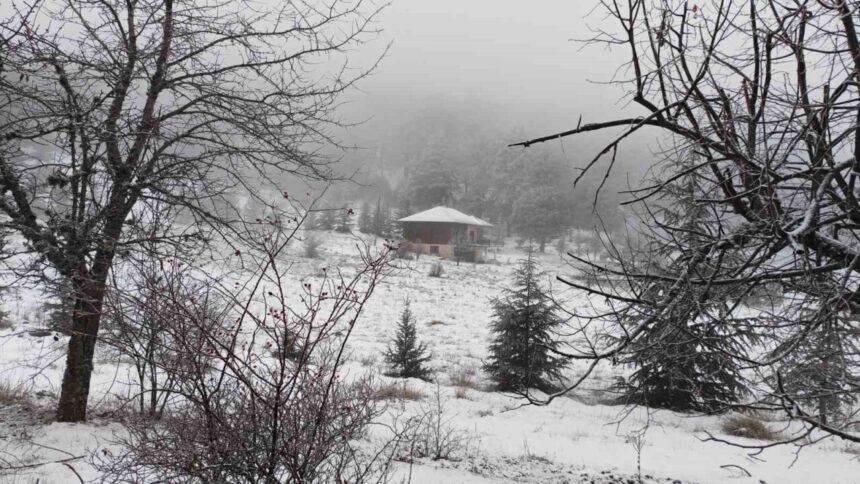 Demirci Yüksek Kesimlerinde Kar Yağışı, Doğaya Kartpostal Gibi Manzaralar Kazandırdı