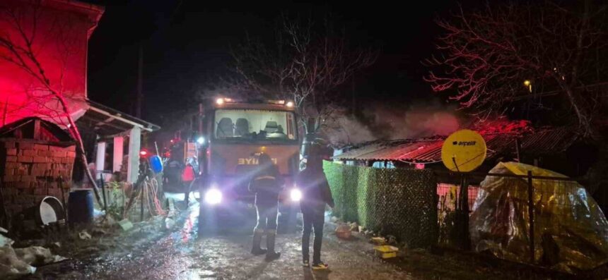 Manyas’ta tek katlı evde çıkan yangın itfaiye ekiplerinin müdahalesiyle söndürüldü.