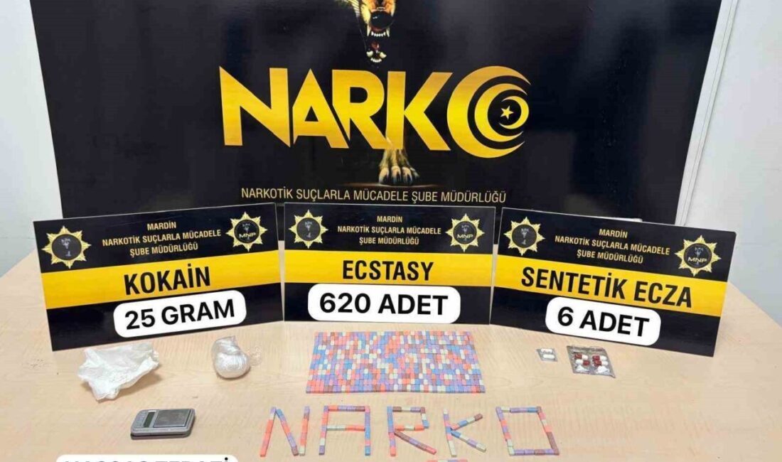 Mardin’de gerçekleştirilen uyuşturucu baskınında 620 ecstasy hap ile diğer uyuşturucu maddeler ele geçirildi Mardin'de düzenlenen operasyonda, Narkotik Suçlarla Mücadele Şube ekipleri 620 ecstasy
