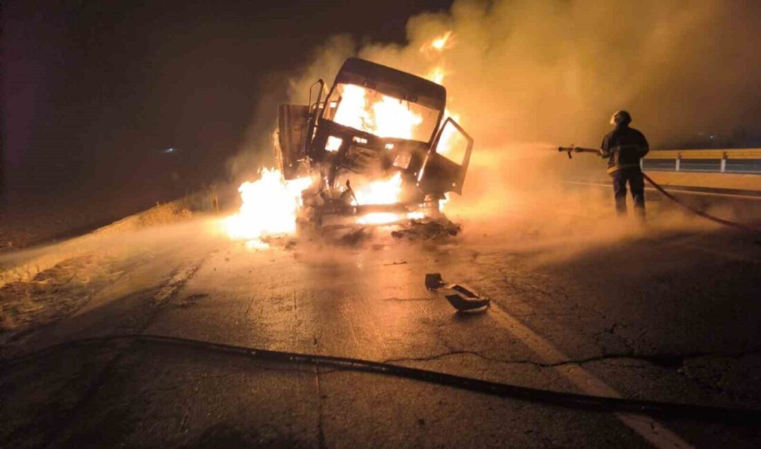 Mardin'in Nusaybin ilçesinde iki tırın çarpışması sonucu bir tırda yangın