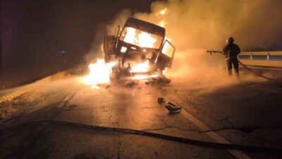 Mardin'in Nusaybin ilçesinde iki tırın çarpışması sonucu bir tırda yangın