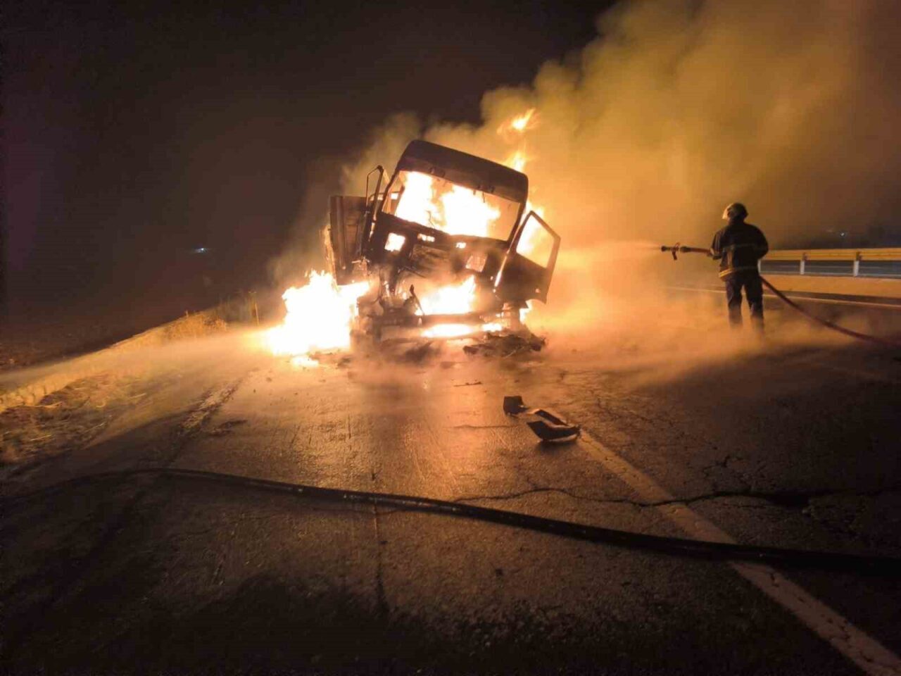Mardin'in Nusaybin ilçesinde iki tırın çarpışması sonucu bir tırda yangın