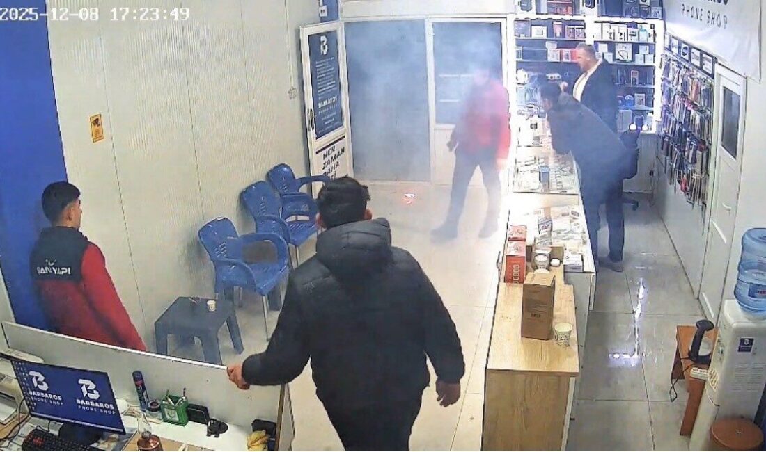 Mardin’in Midyat ilçesinde bir telefon tamir dükkanında, tamir için bırakılan