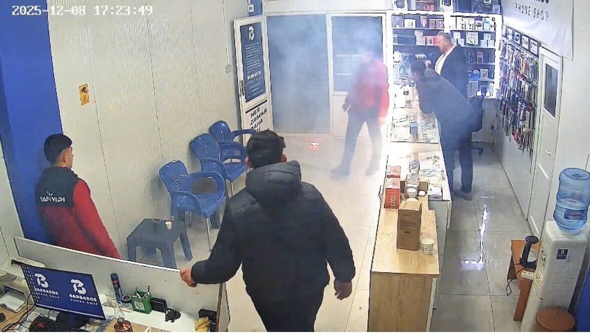 Mardin’in Midyat ilçesinde bir telefon tamir dükkanında, tamir için bırakılan