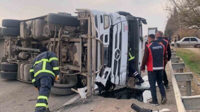 Mardin'in Kızıltepe ilçesinde, akaryakıt yüklü bir tır kontrolden çıkarak devrildi.