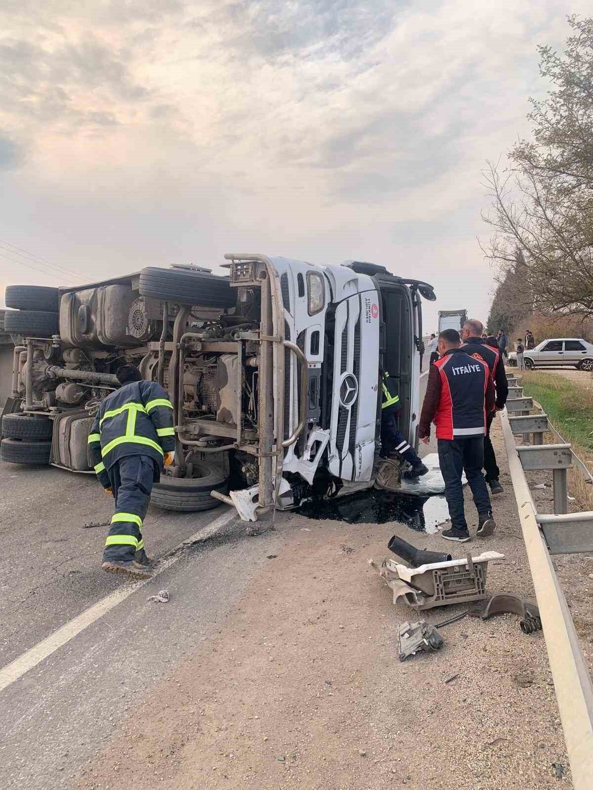 Mardin'in Kızıltepe ilçesinde, akaryakıt yüklü bir tır kontrolden çıkarak devrildi.